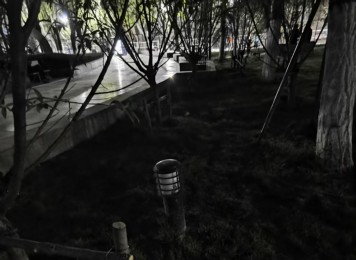 请“好人”把好人广场里的草坪灯扶正修复亮