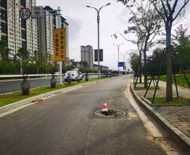 请有关部门来换大圆球东边的窨井盖