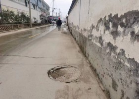沛城街道邓元村污水遍地路面窨井盖破损，有损宜居村庄名誉。